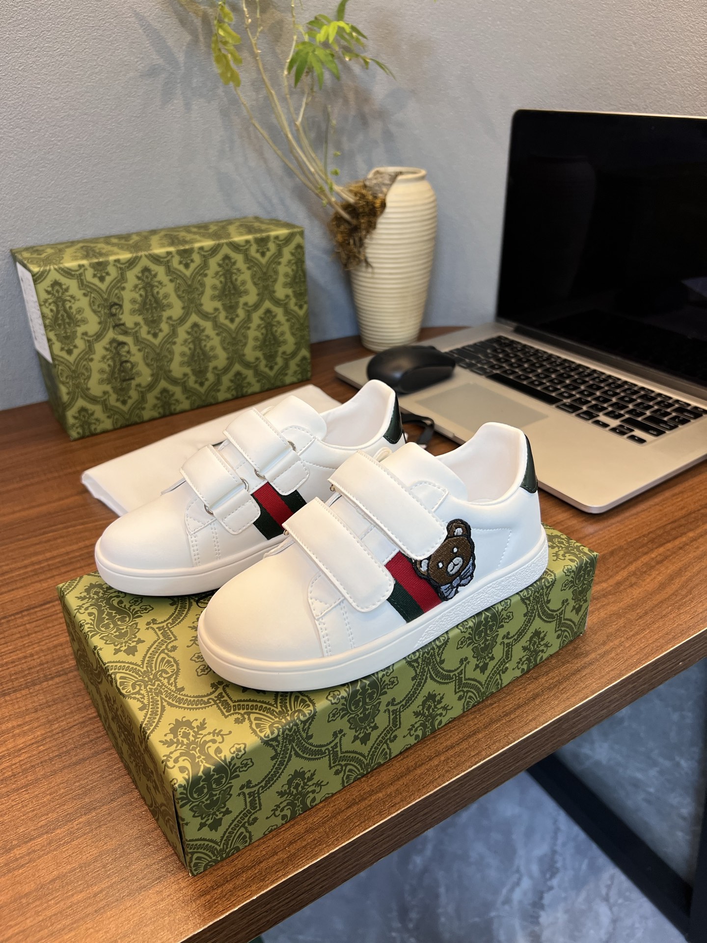 Children's shoes child